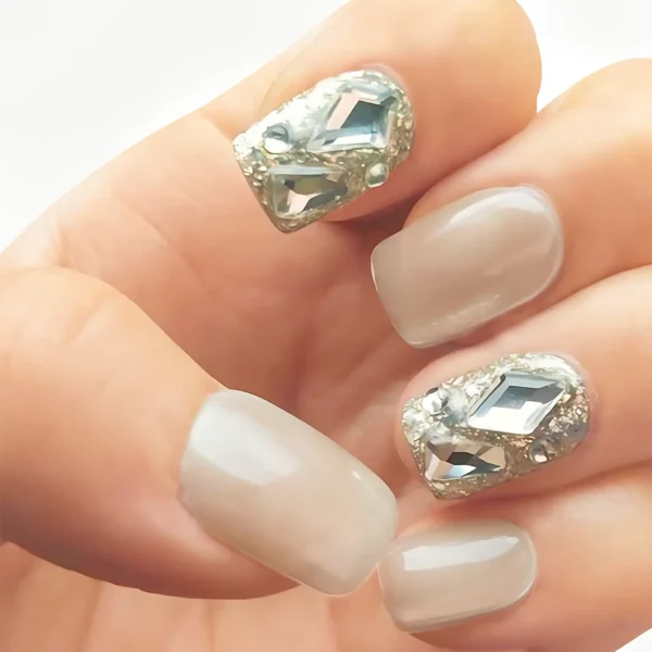 Champagne gold cat eye fake nails with crystal rhinestones on finger