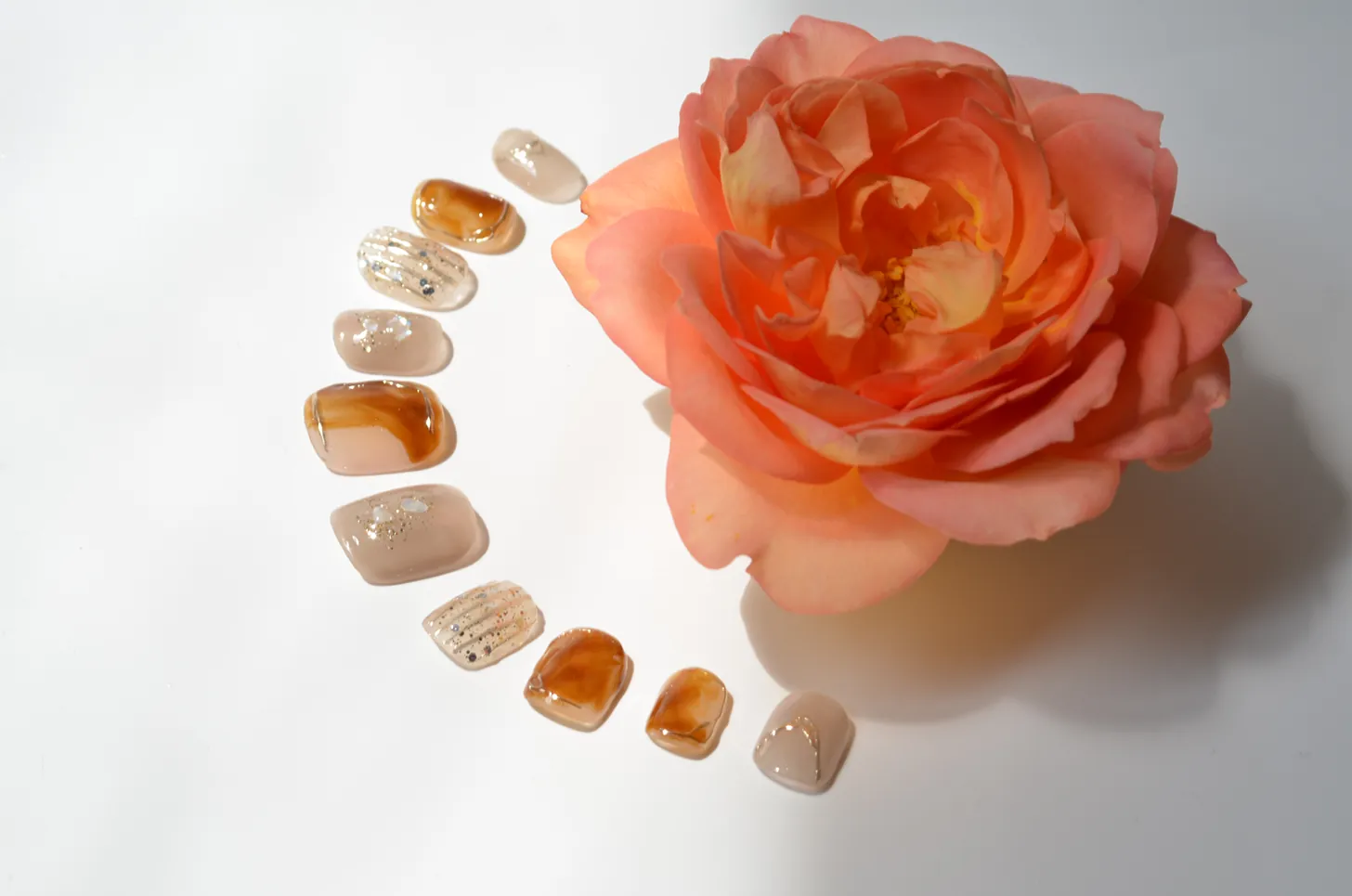 Amber tortoiseshell and nude press-on nails collection – short fake nails with marble effect
